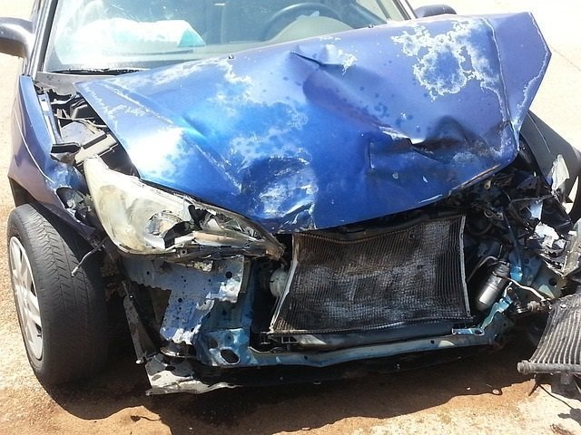 Foto vehículo dañado por accidente