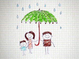 Dibujo de una familia protegida por un paraguas bajo la lluvia